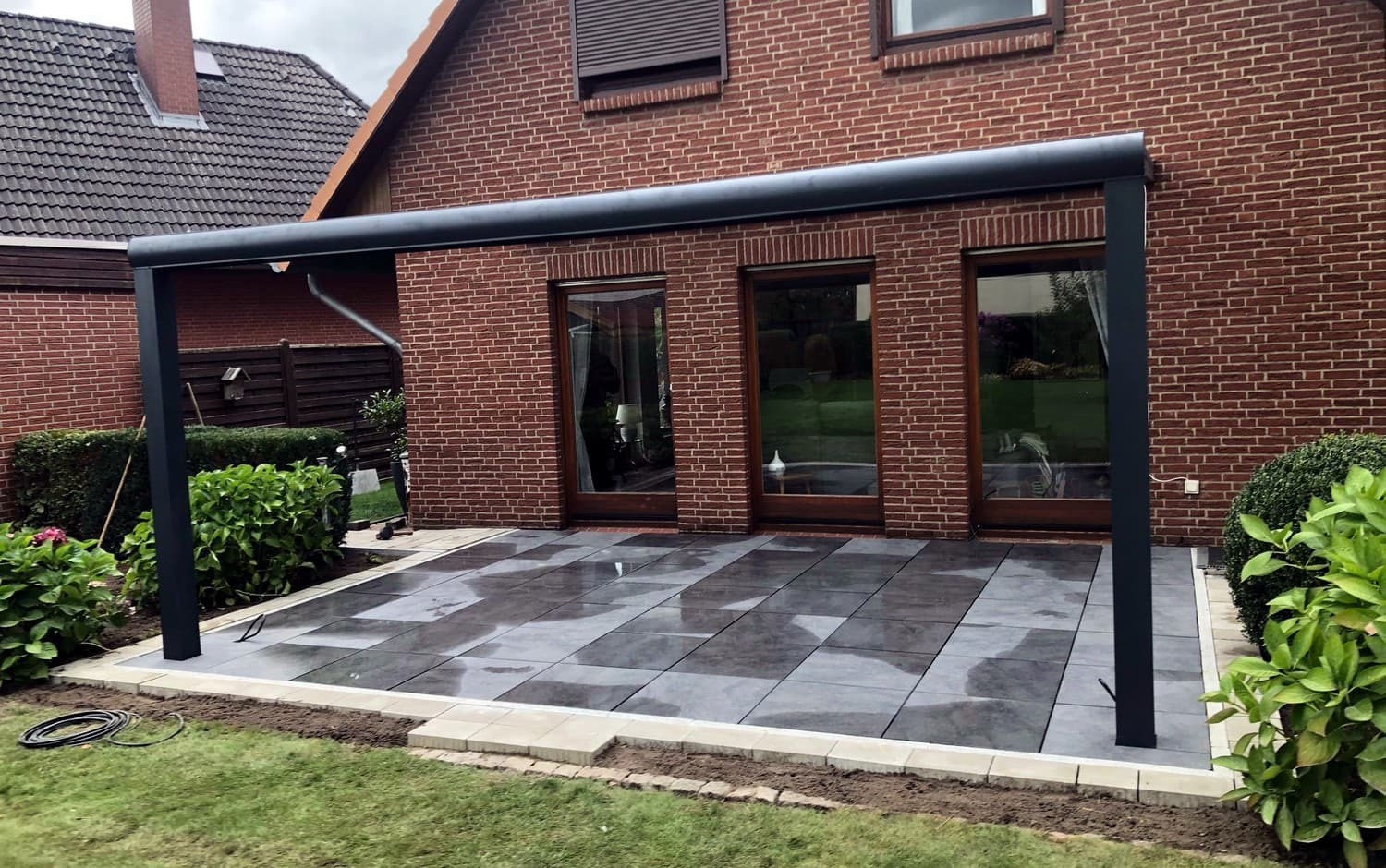 Terrasse mit Überdachung & Beleuchtung