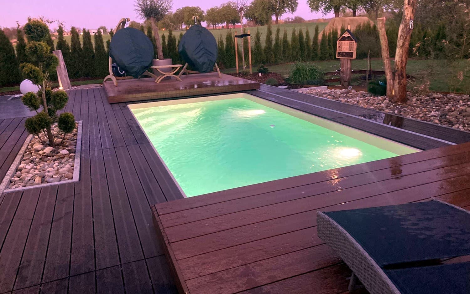 Poolanlage mit Abendbeleuchtung