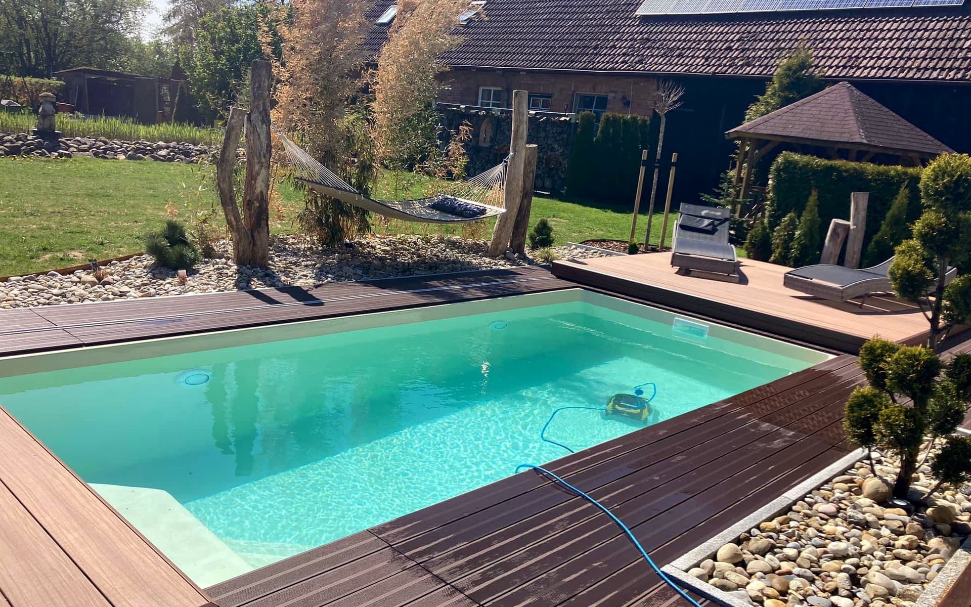 Poolanlage mit WPC-Terrasse